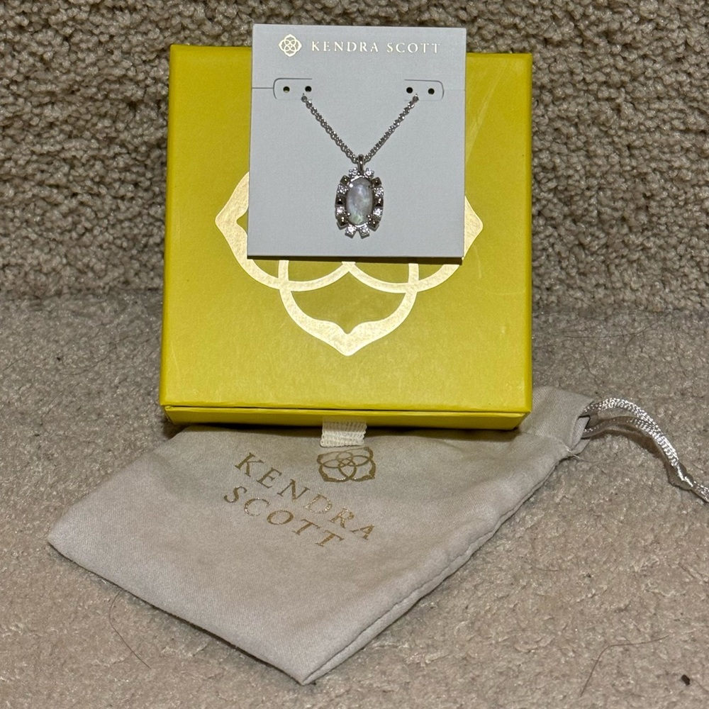 NWT Kendra Scott Shanley Silver Short Pendant Necklace